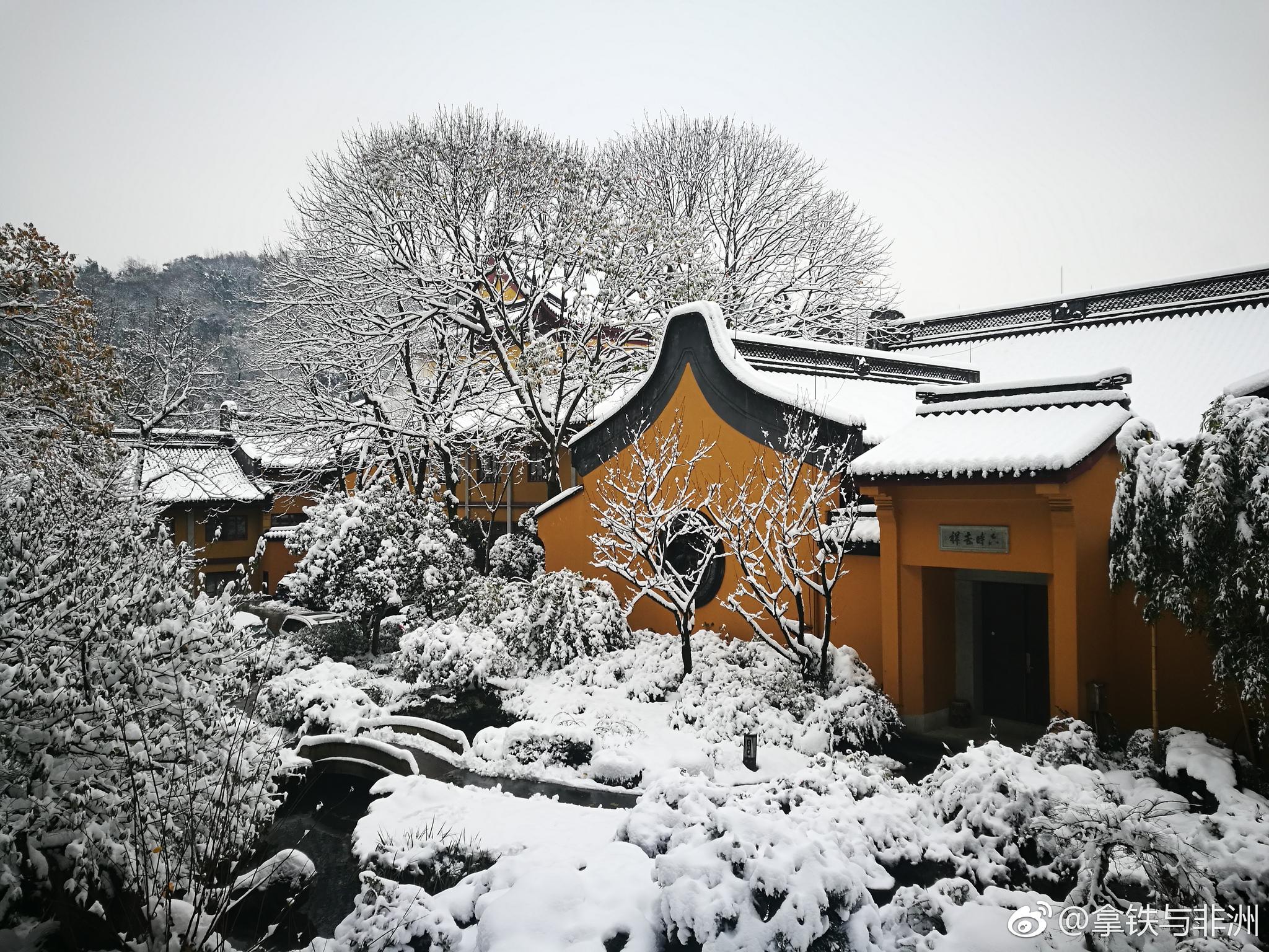 大雪纷飞过后的灵隐寺,整体景色,美如仙境,白茫茫的一片雪景,覆盖寺庙