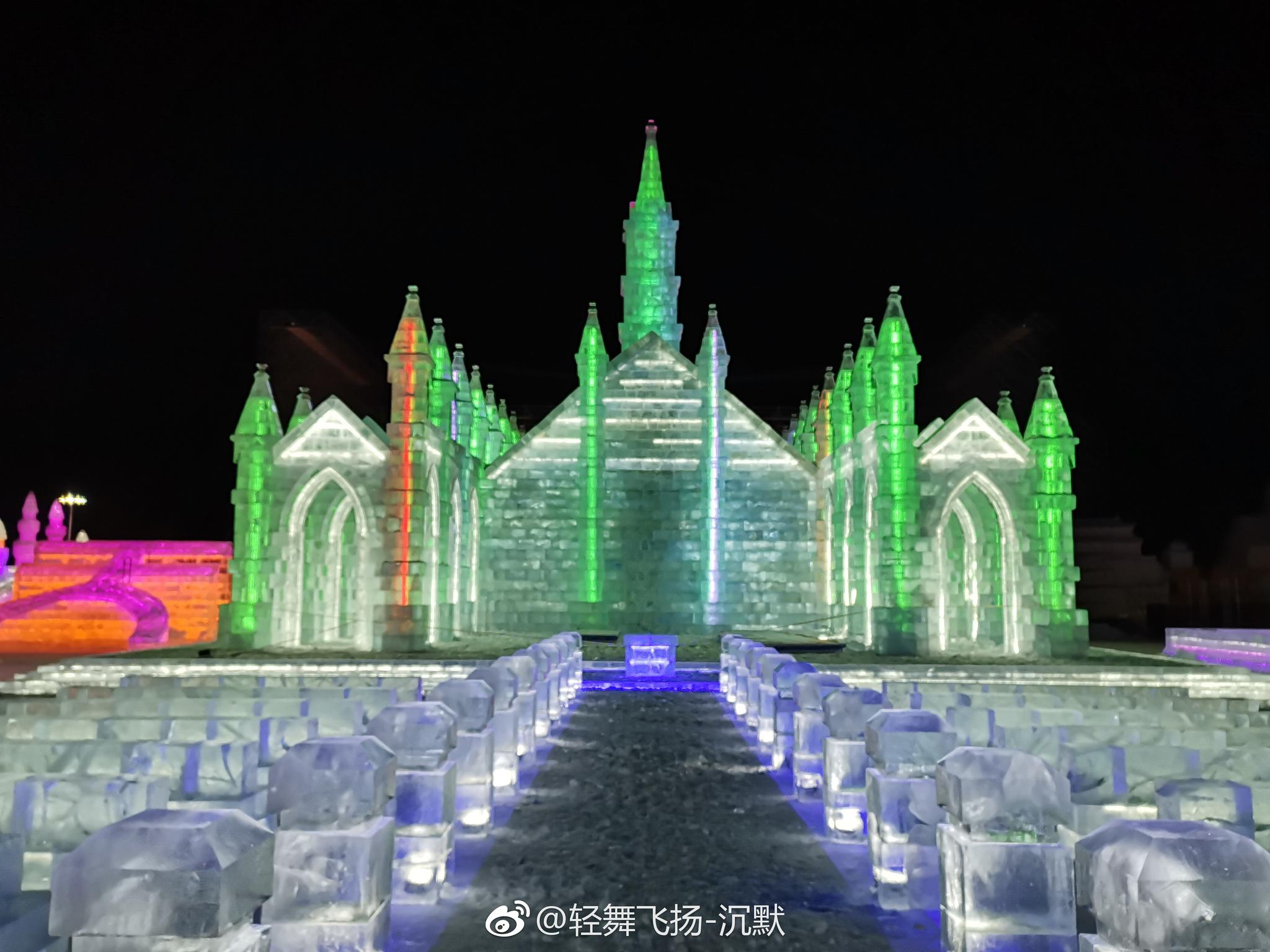 第二十届哈尔滨冰雪大世界于12月23日晚开园,以“筑梦冰天雪地