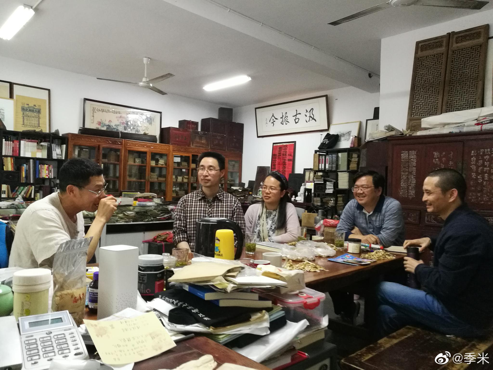 抱山书院度假,参观孔庙后在青简社王汉龙处喝茶聊天,老钟和少飞一起