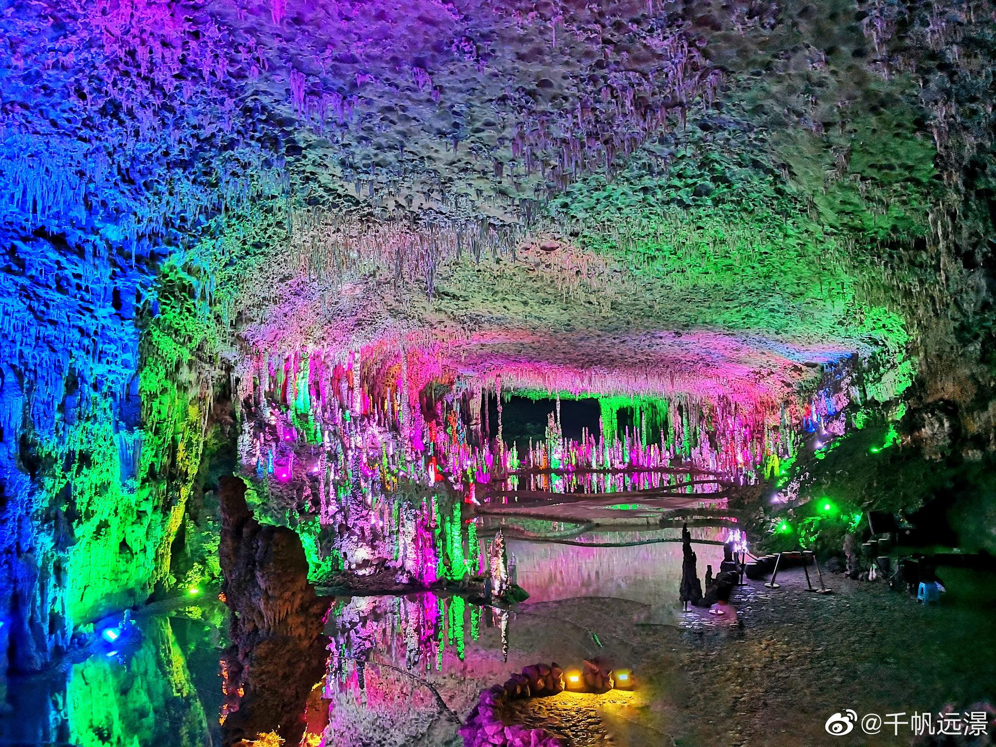 兴文石海天泉洞天泉洞是兴文石海洞穴群中著名的一个