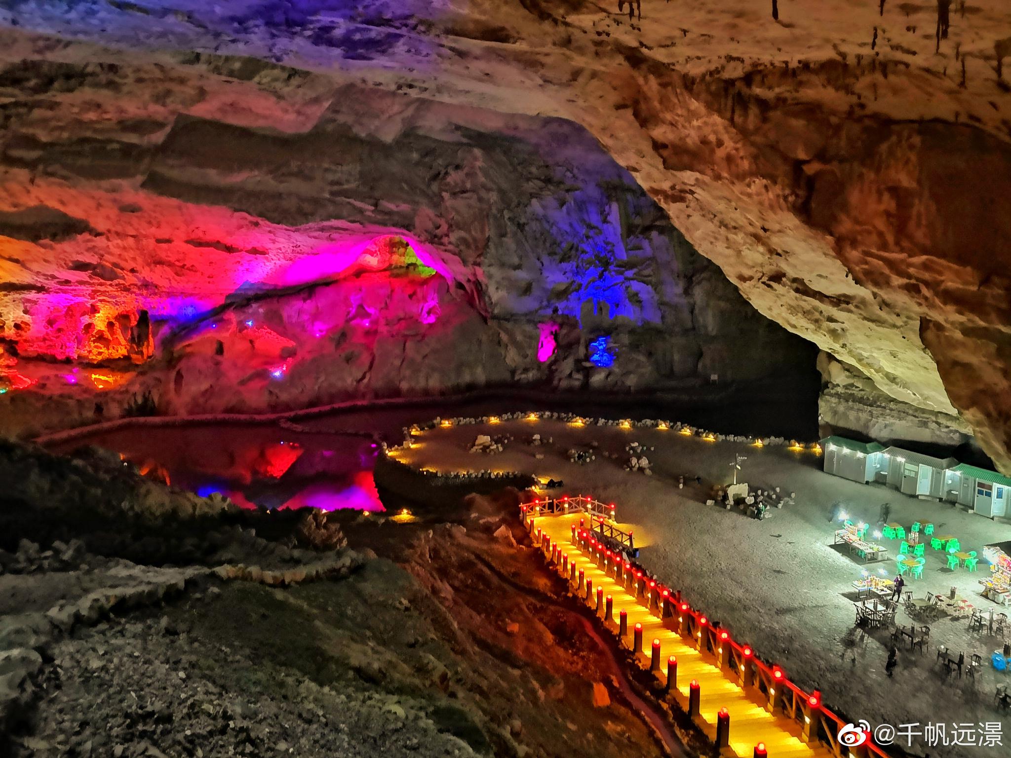 兴文石海天泉洞天泉洞是兴文石海洞穴群中著名的一个