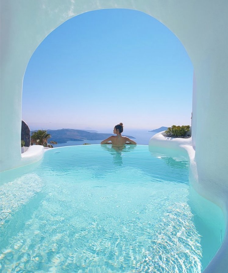 希腊圣托里尼岛伊亚镇爱琴海边的悬崖泳池