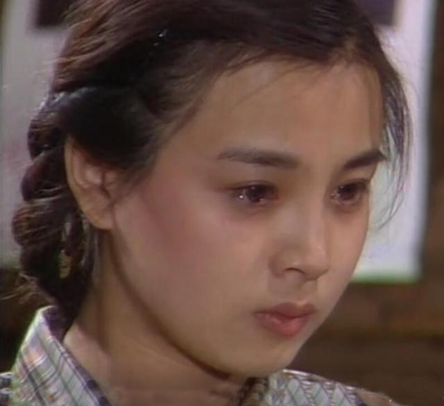 她在剧中塑造的朴实,清纯的扣儿,不但打动了剧中的锁儿,还打动了亿万