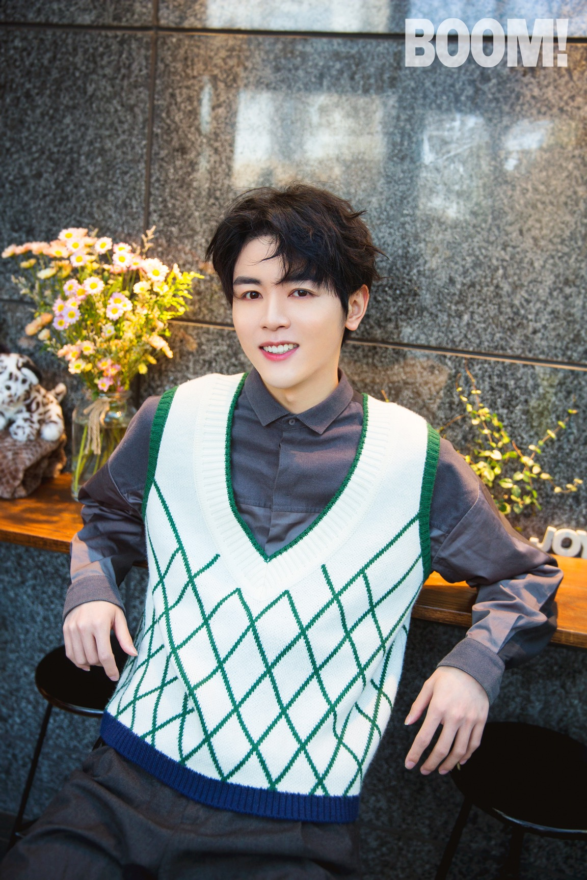 戴景耀初冬街拍市井流年中展现翩翩风采