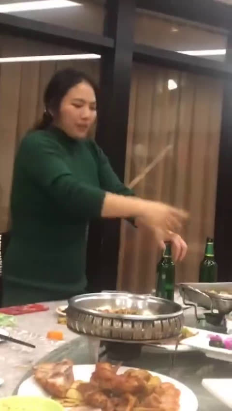 无中指的喝，哈哈学习了。。|中指_新浪新闻
