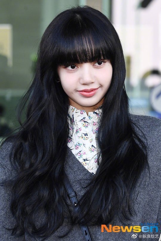 青你2舞蹈导师@lalalalisa_m 前往米兰看秀,黑色长卷发俏皮可爱