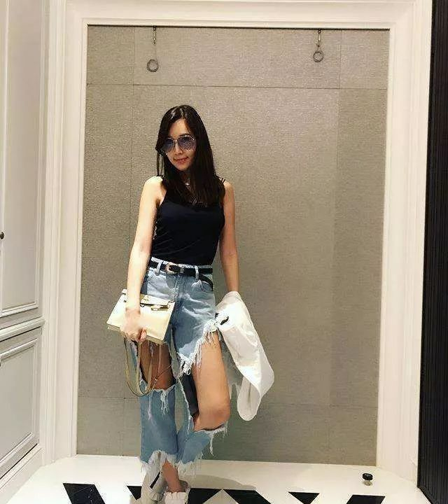 夏天女孩子喜欢穿有破洞的牛仔裤,难道是仅仅为了凉快吗?
