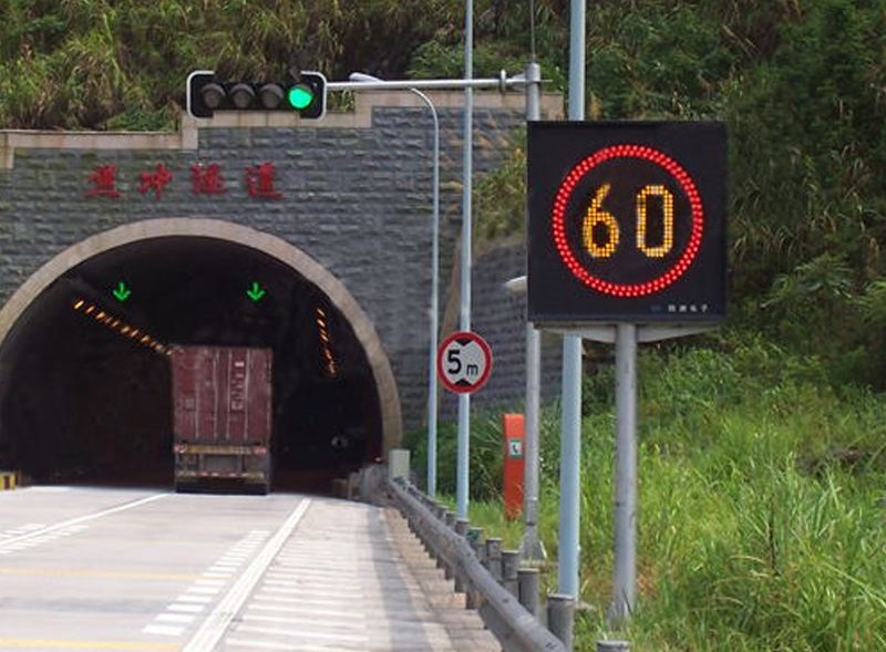 老司机提醒进高速隧道前不注意这个标志很容易扣分罚款