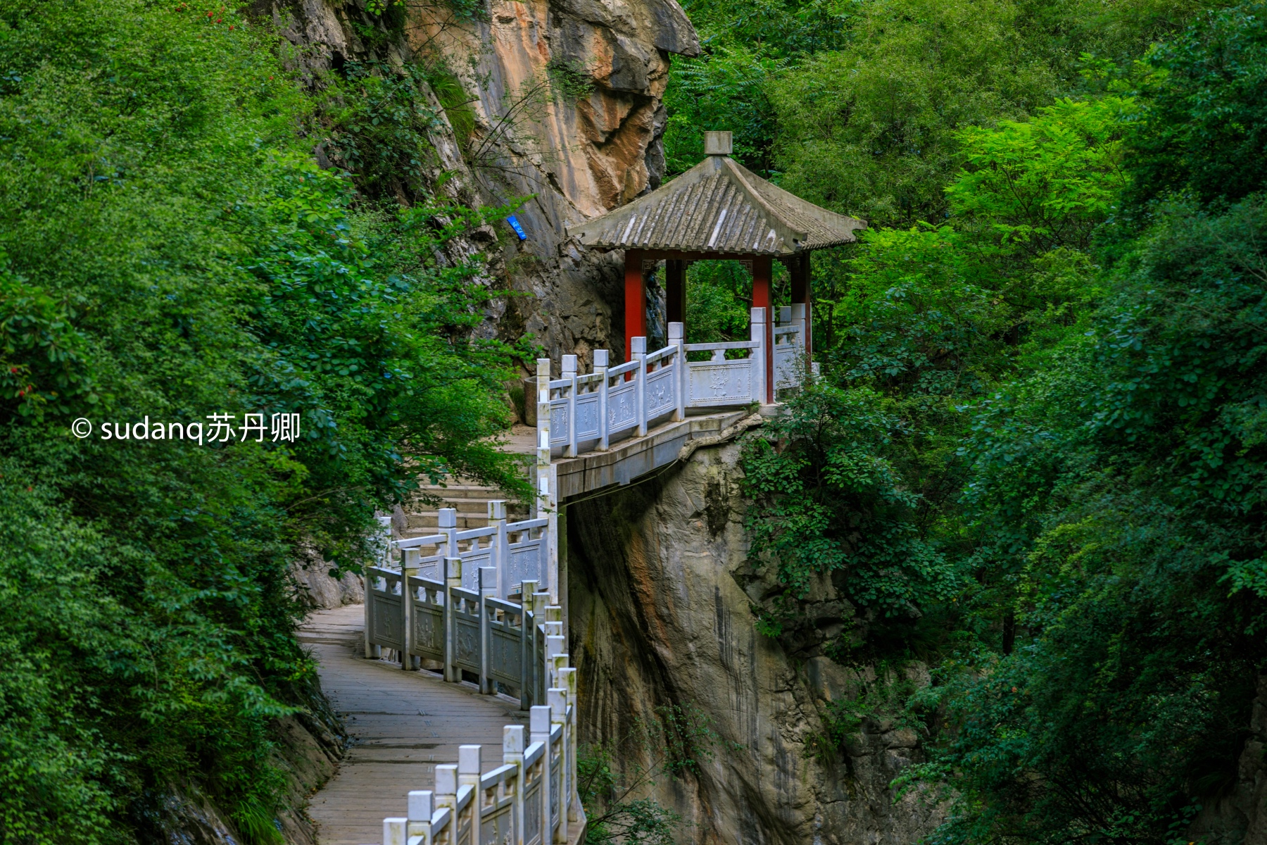 西狭颂风景区位于甘肃成县的天井山麓鱼窍峡中