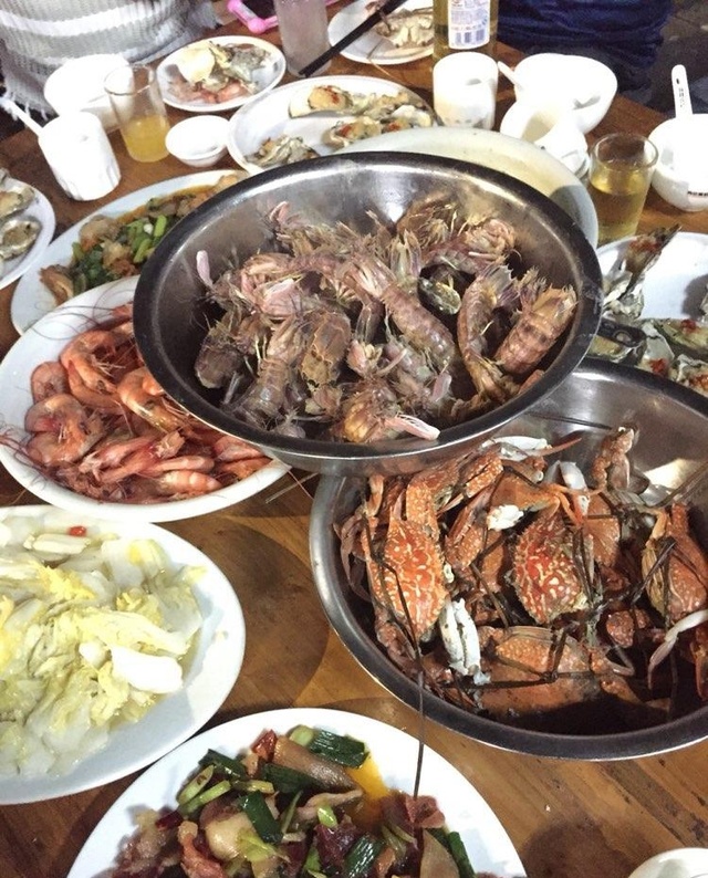 婆婆怕她烧饭不好吃,就给我们去大排档准备了一大桌海鲜,真的是有点吓