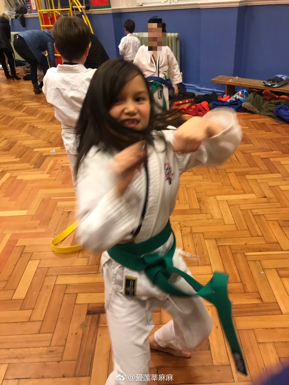 难得观摩了一下莘姐空手道训练现场.今天红带晋升绿带,好开心