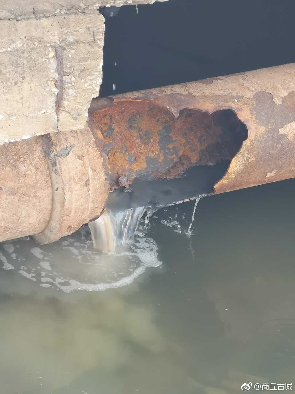 据网友爆料商丘民主西路,大中原主题酒店旁的桥下,管道破裂好久了