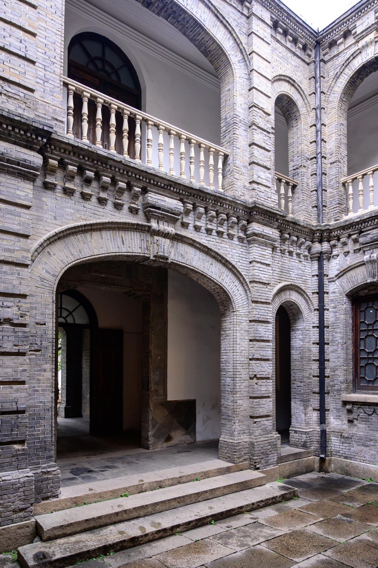 整座建筑墙体通体灰白色,且是独立的砖柱垒砌而成,无论看向建筑的哪处