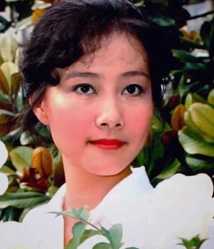 虽然黄梅莹老师年华已老去,但自身气质依旧文雅脱俗,岁月沉淀的知性美