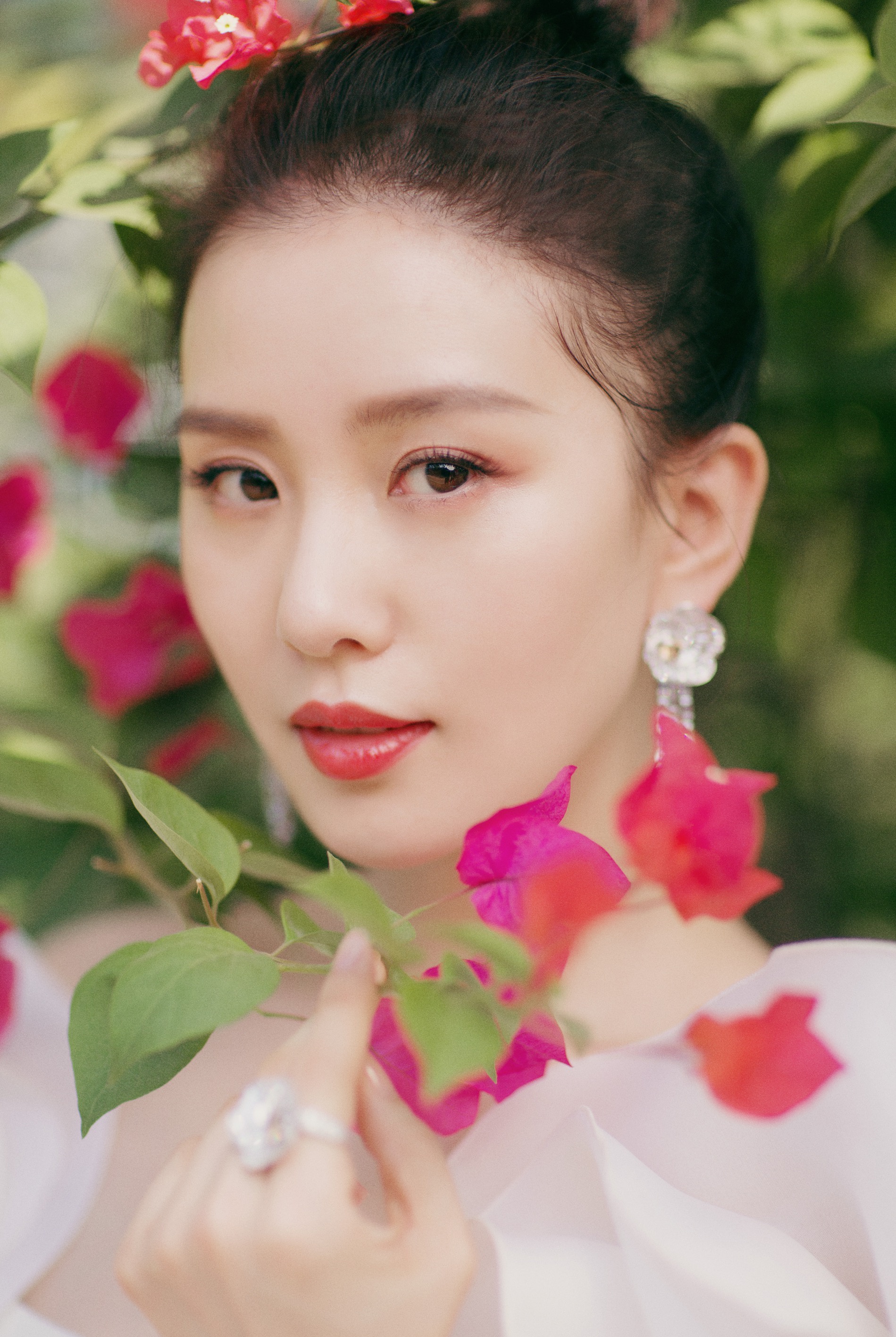 刘诗诗仙女感再现,纯白鱼尾裙美到极致,女神气场太强大了