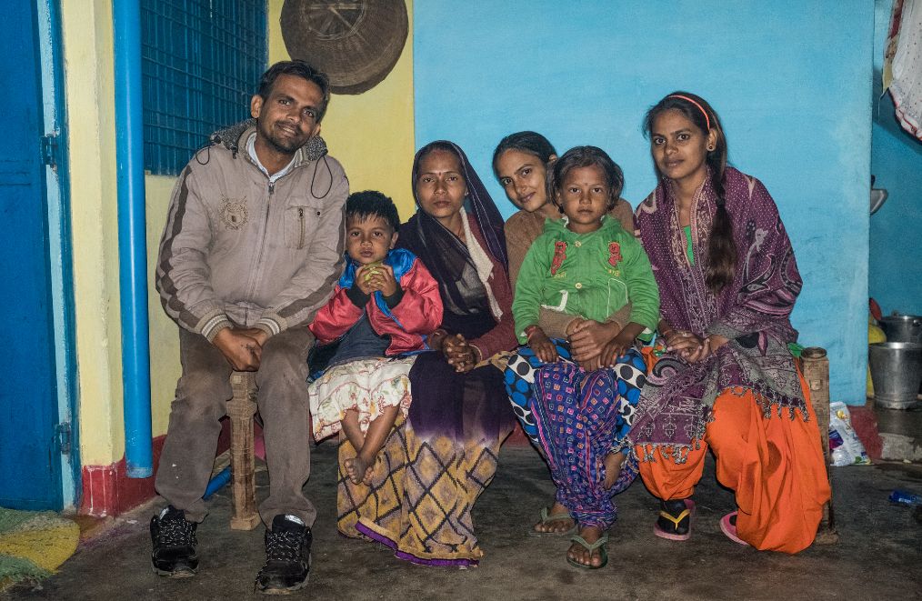 印度乡村家庭实拍虽然贫穷但是家里也有厕所女人都是蹲着做饭