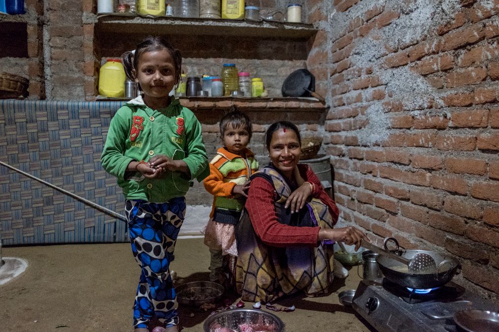 印度乡村家庭实拍虽然贫穷但是家里也有厕所女人都是蹲着做饭