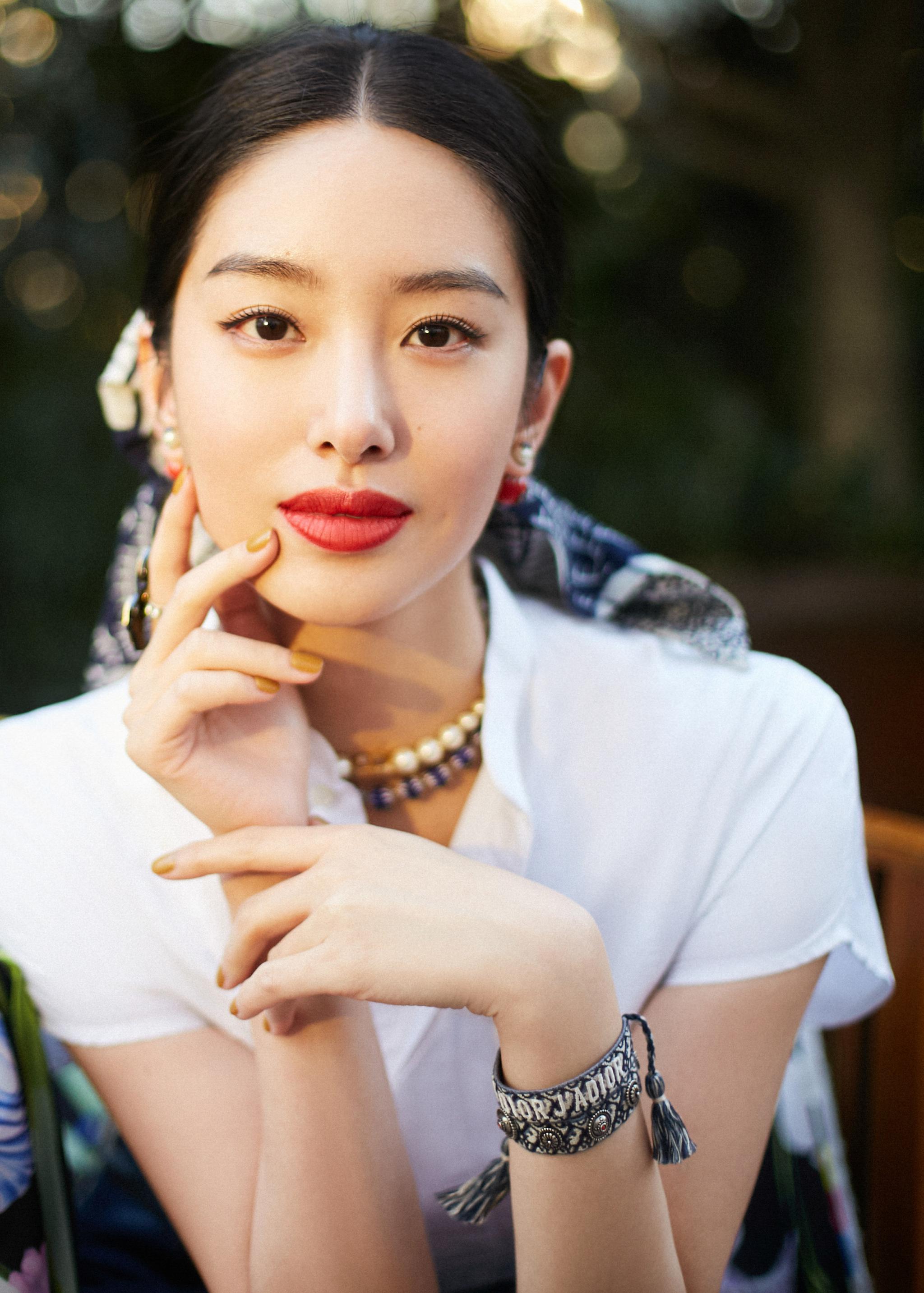 杨采钰出席新电影点映活动 英语降级演技