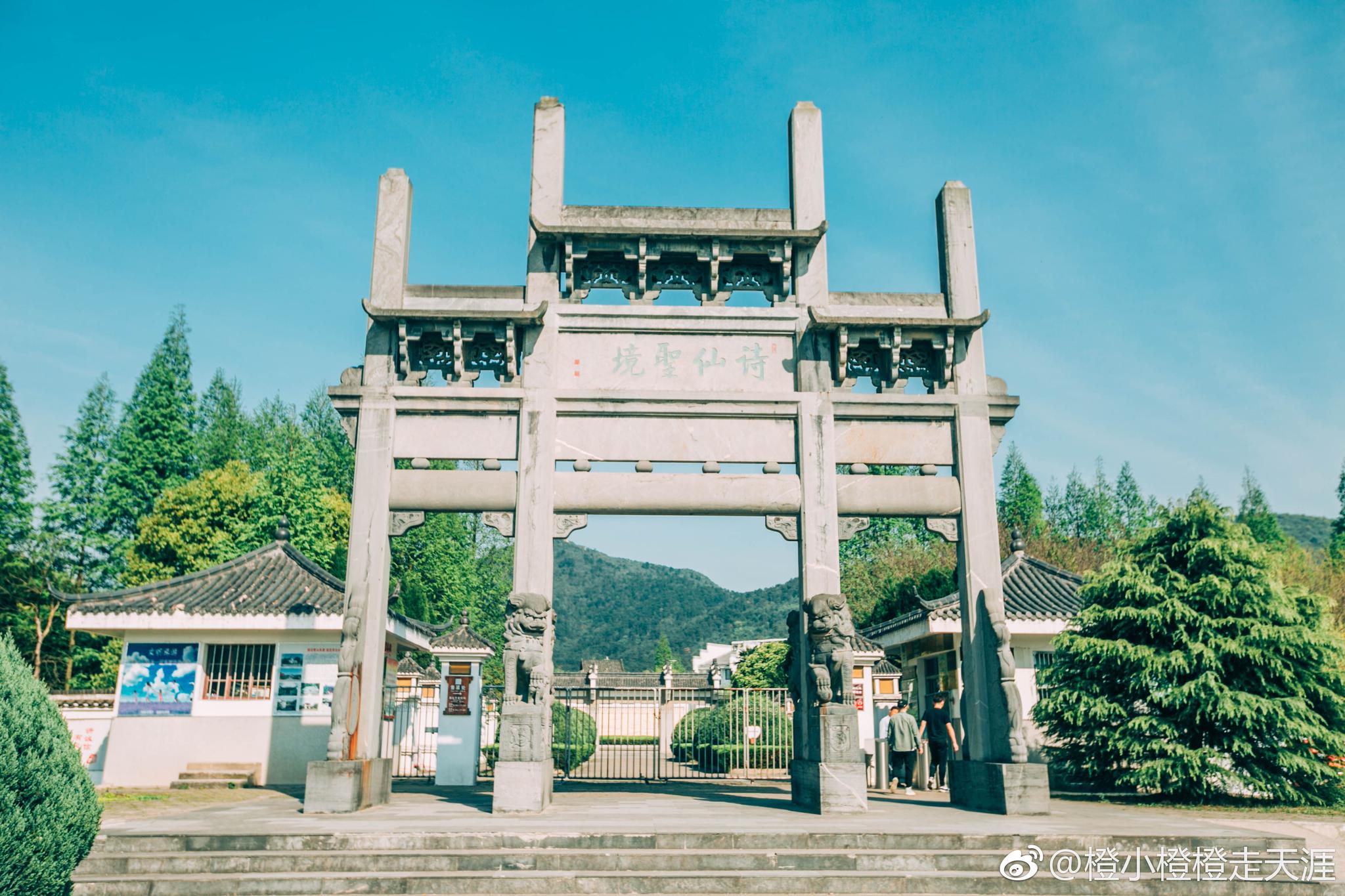 李白是我国唐代最伟大的诗人之一,有诗仙,酒仙,谪仙之称