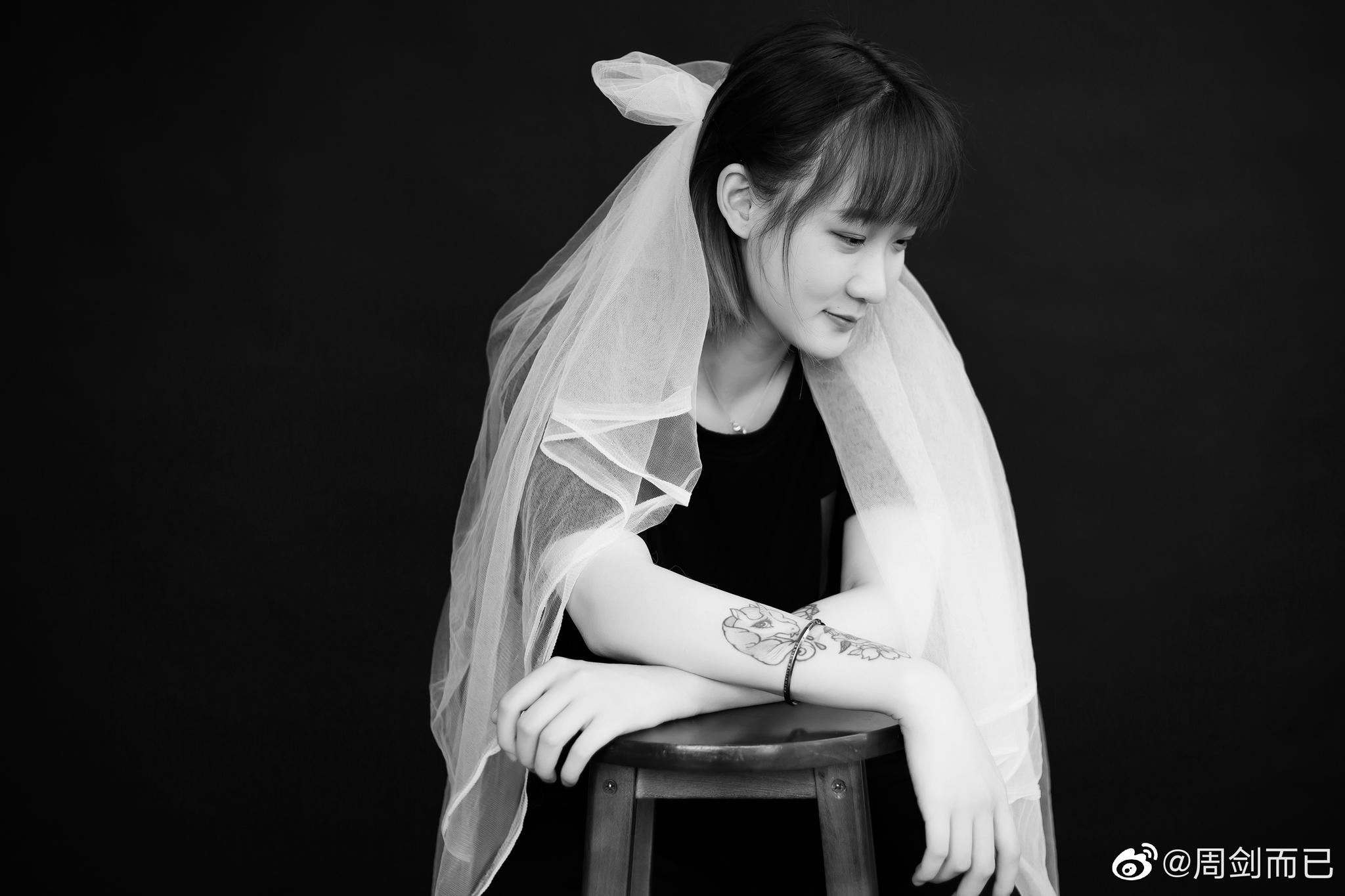 你说可怜世间万物 找不到四块五的妞