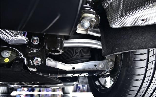 在材质上,除了转向拉杆之外的四根连杆以及转向节均为铝材质,这种设计