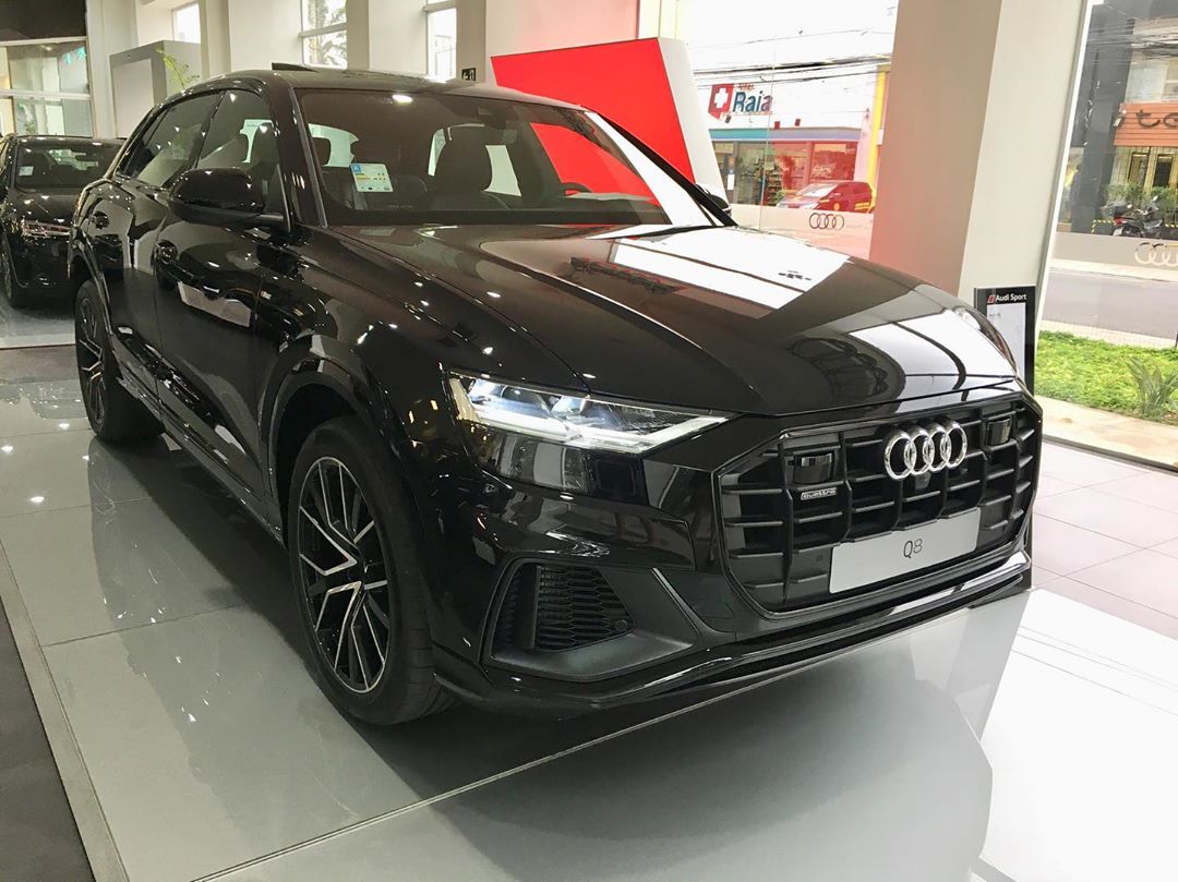 黑色的大气风格 全新奥迪q8海外实车到店