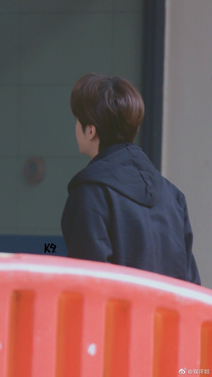 王一博滑板 王一博天天向上长沙上班~圆圆的后脑勺好可爱@uniq-王一