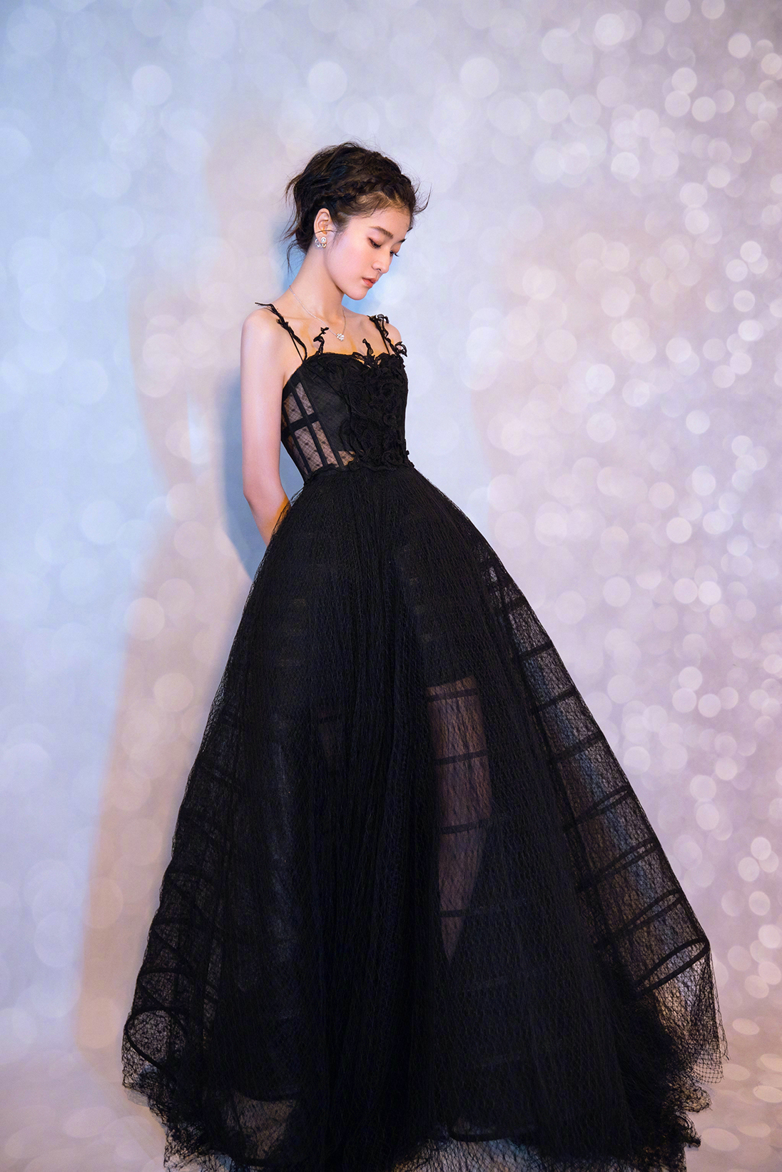 刘诗诗一袭定制的白玫瑰黑纱礼裙，漂亮的肩颈线条，优雅迷人！