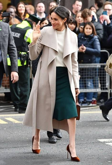 梅根王妃终于现身不秀孕肚显低调,再穿驼色大衣配黑衣依旧很高级