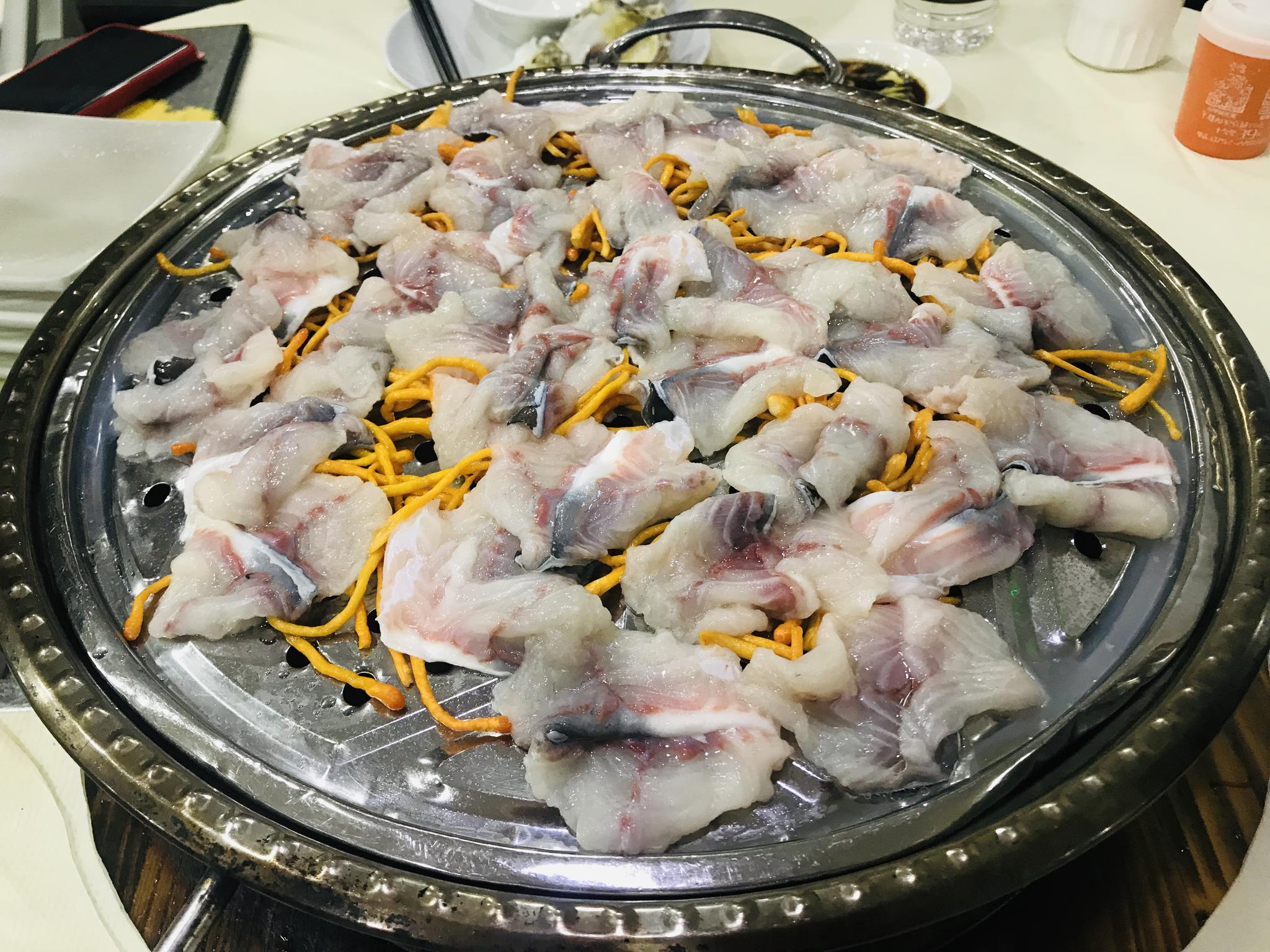 可能有些同学对牛肉火锅无感,那我给你安排下顺德特色的无骨桑拿鱼和