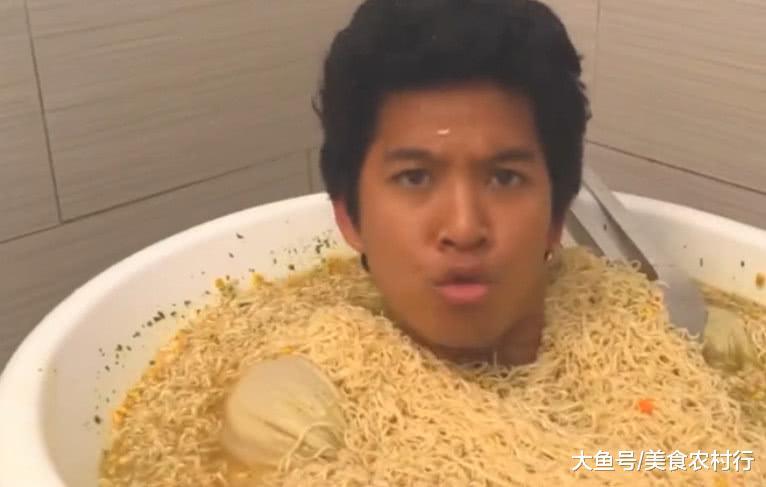 老外买来许多桶泡面, 将它们全倒进浴缸里泡开, 来个"泡面浴"