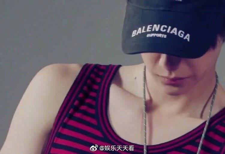 这题那得是王一博吧,锁骨杀腹肌杀喉结杀 ……总之你想要的他都有