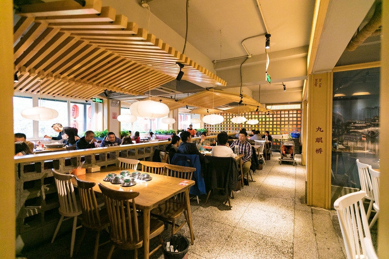 实拍成都餐厅外地人告诉你来成都这样吃