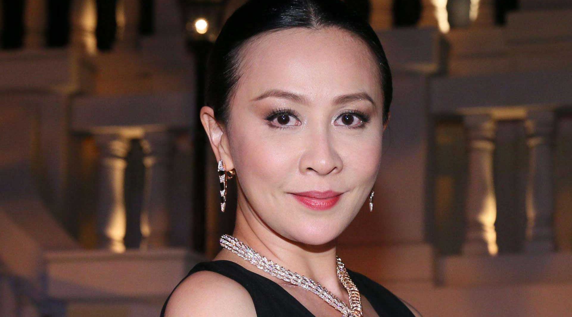 刘嘉玲娱乐圈地位高?自称周星驰见她都是90度深鞠躬!