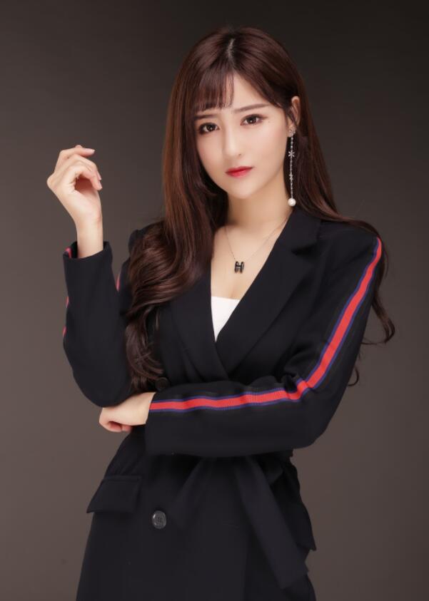 龙珠一姐主播一个磨人的小甜饼 被网友称赞为"超美的邻家少女"