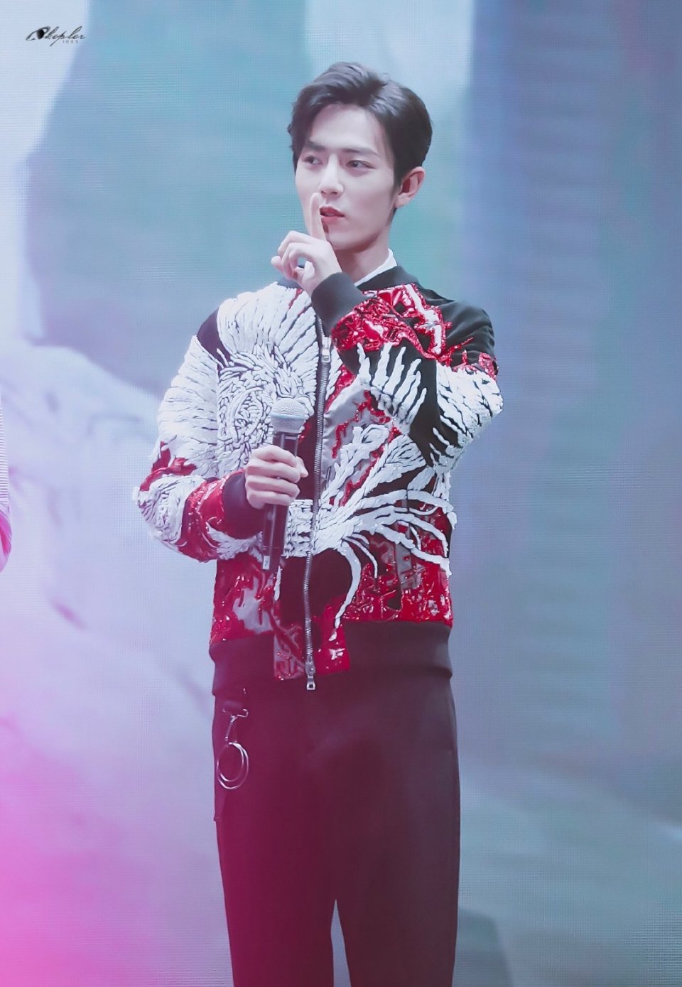 肖战陈情令泰国见面会舞台图~图腾夹克和运动装随意切换