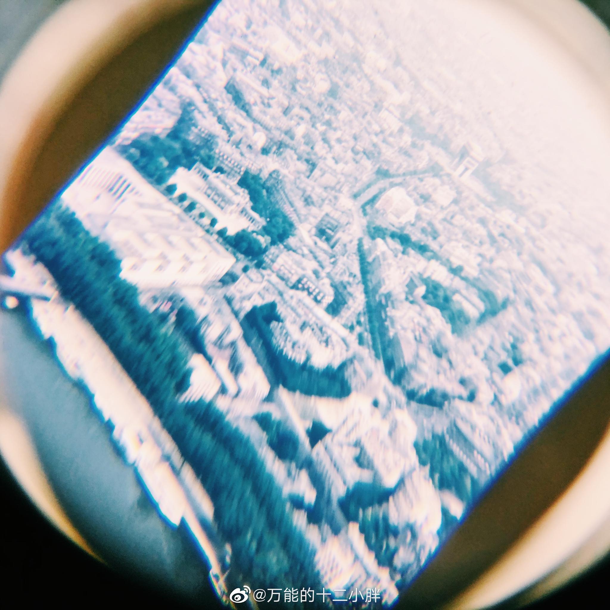 一组收藏级的反转片在灯光下的细节格外有意思