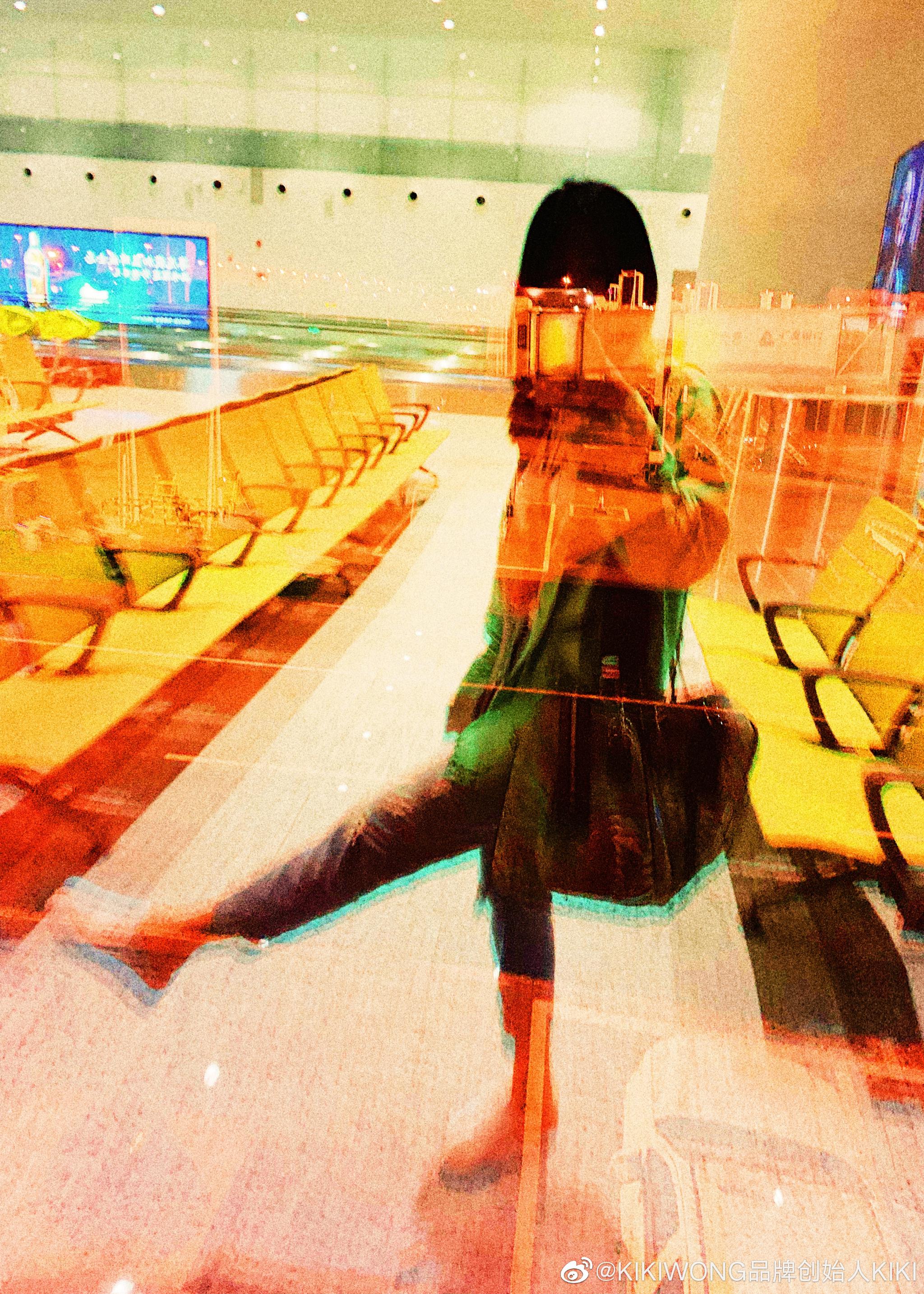 一个人在机场发憨气自拍,结果调了一组超级牛逼的颜色