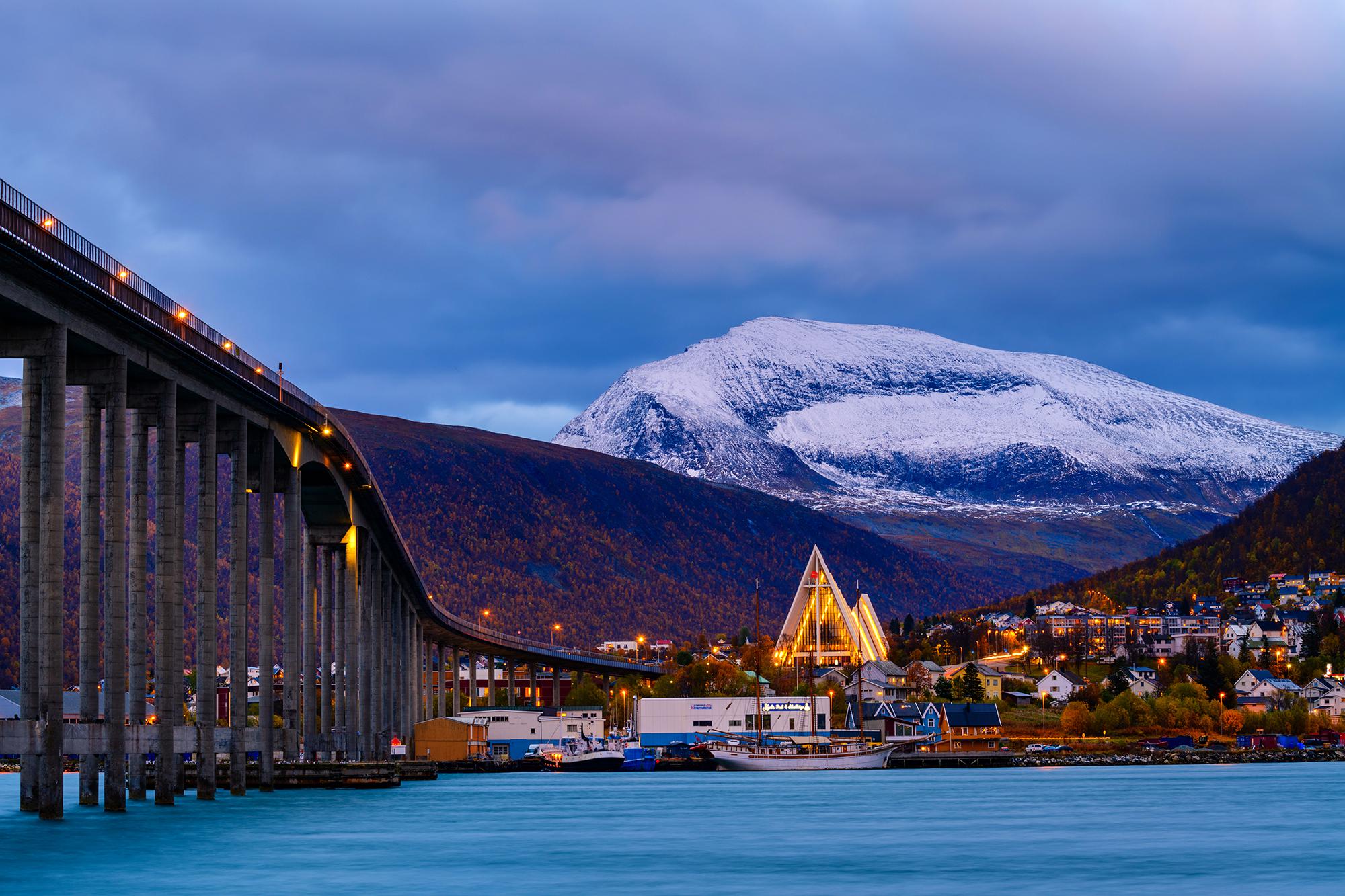 回到特罗姆瑟,发几张当地地标-北极大教堂的片子