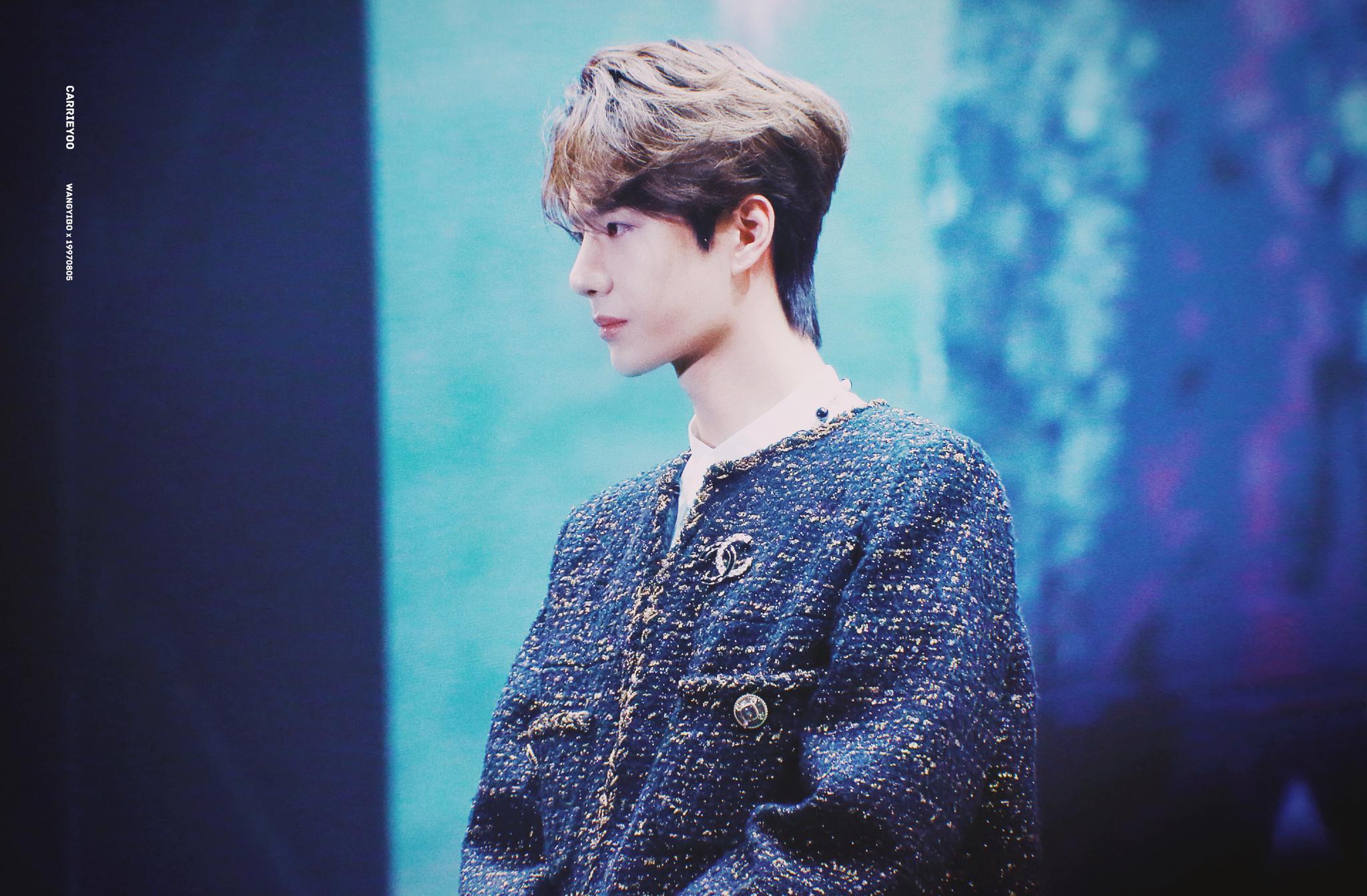 王一博陈情令泰国见面会舞台饭拍下午一身白色衬衣就是青春学长的模