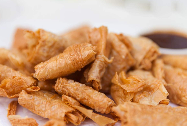 干炸响铃: 一张豆皮,一碗肉馅, 轻松做出金黄香酥的浙江名菜