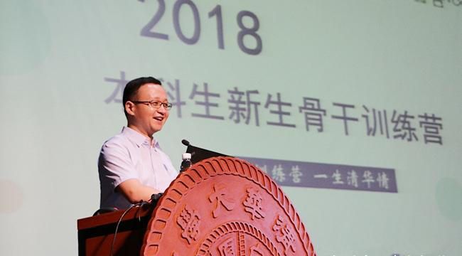 高考状元杨晨煜提前报到,高中班主任同行,网友:武亦姝没去?