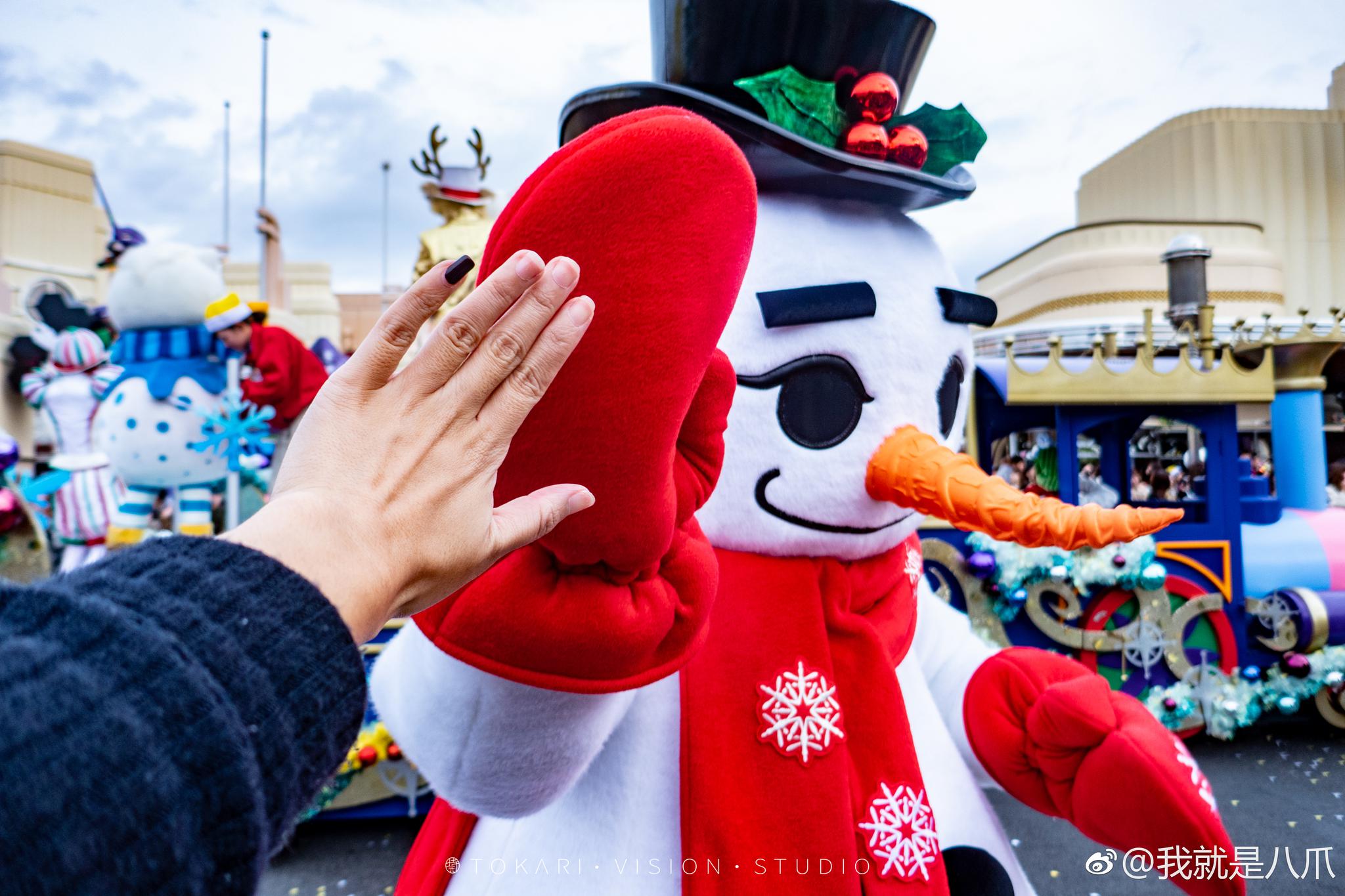 或者其他主题乐园里与人偶型角色或者动漫/电影角色互动的正确姿势