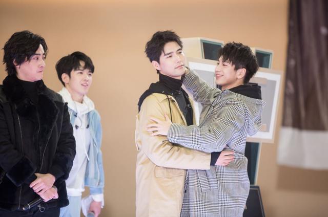 郑云龙直言不爽跨年被安排演唱嘴巴嘟嘟心里想说的不能播