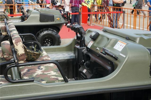 纯国产水库钓鱼神车,水陆两栖八轮驱动,网友称:敞篷更拉风