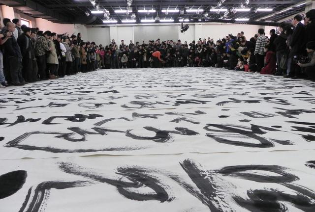 丑书表演,万人空巷不客气地说,如果这也叫做书法,我宁愿自己就是个