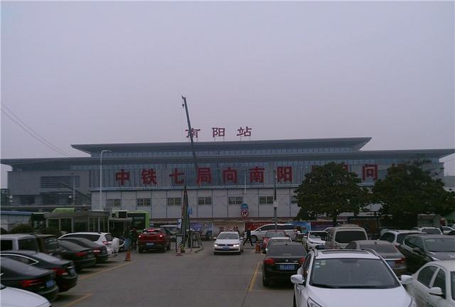 春运即将来临南阳火车站犹抱琵琶半遮面西方露出鱼肚白