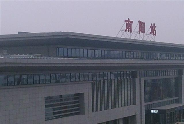 春运即将来临南阳火车站犹抱琵琶半遮面西方露出鱼肚白