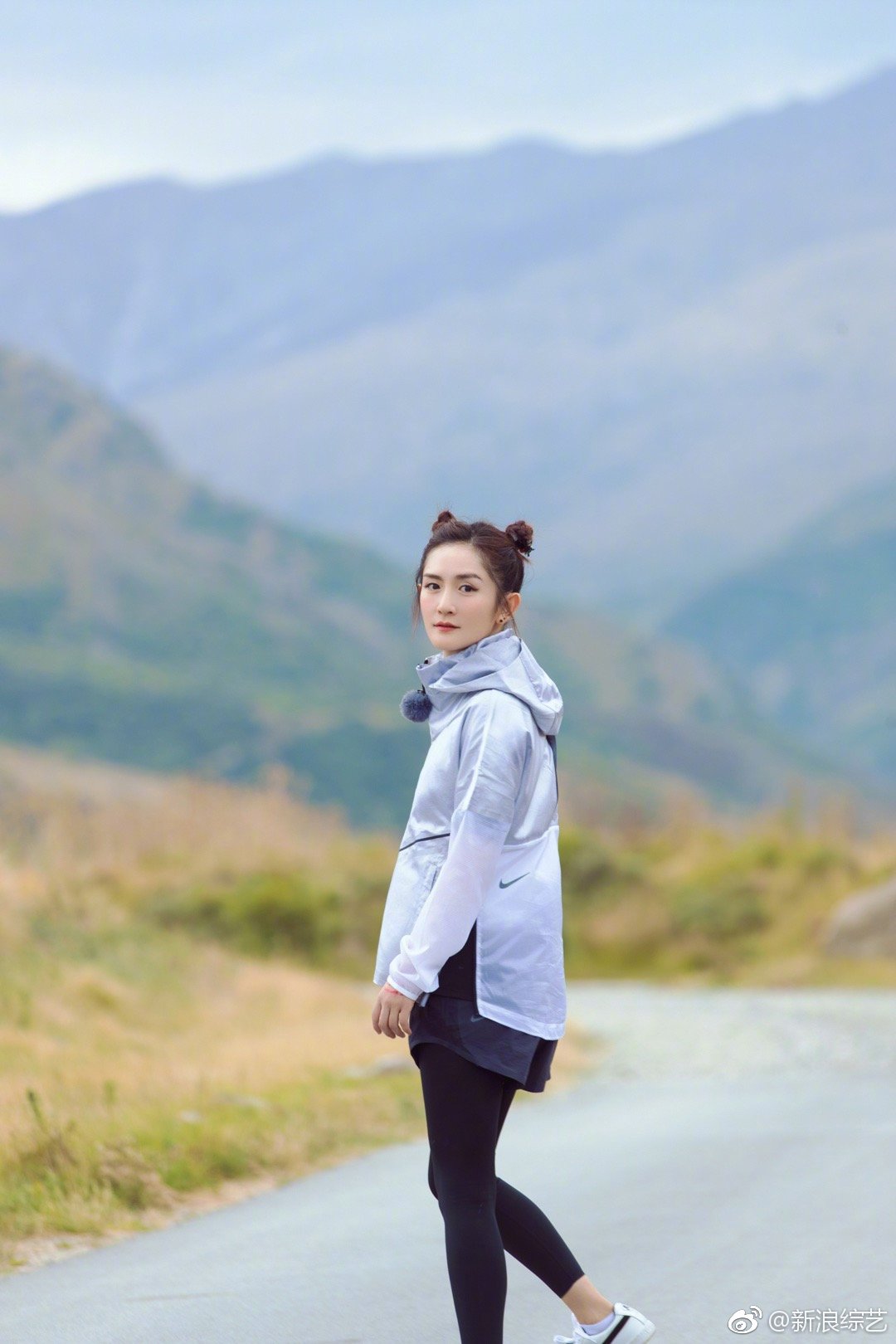 《妻子的浪漫旅行》@谢娜 扎双丸子头发型亮相,秒变可爱哪吒