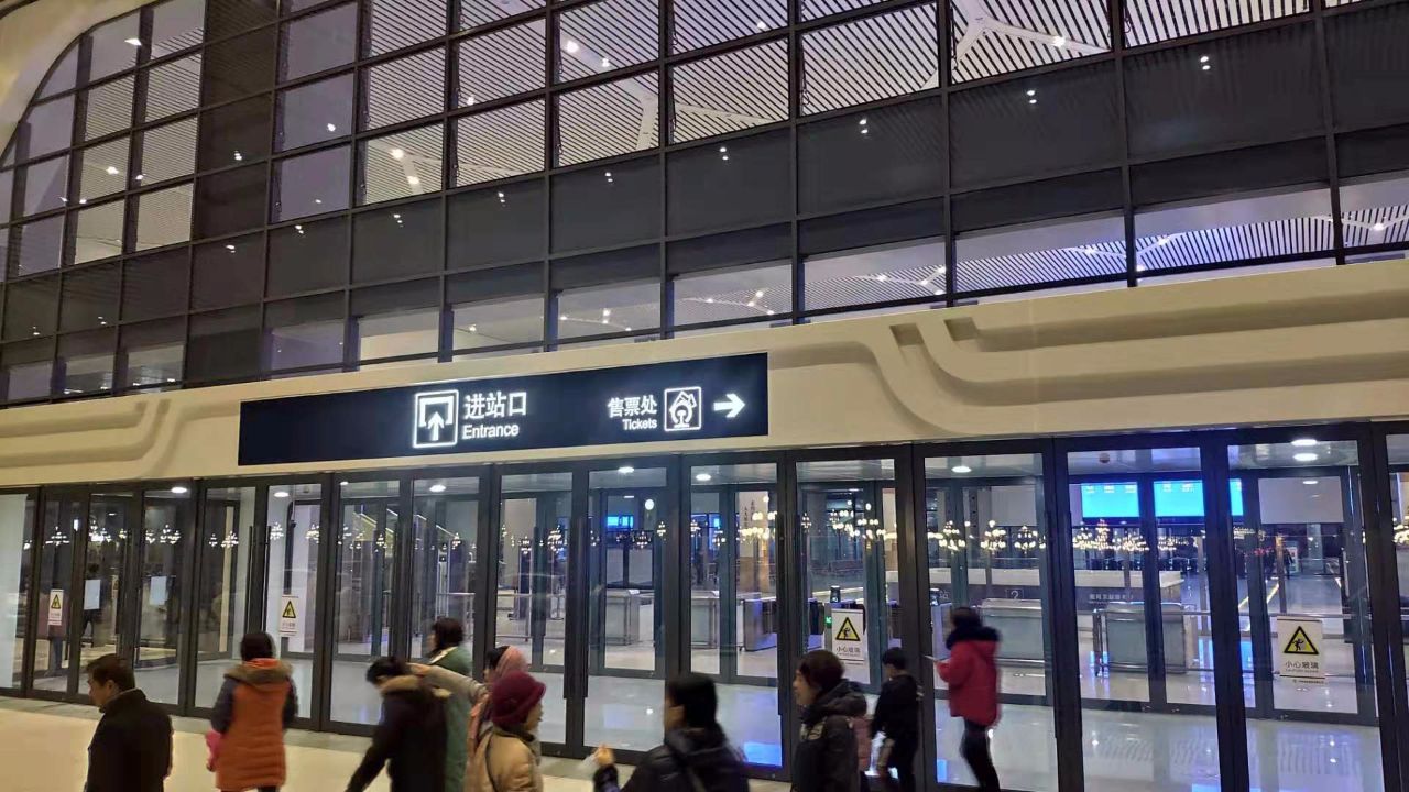 南阳市公共交通总公司专门开通了五条直达南阳东站(高铁站)的公交线路